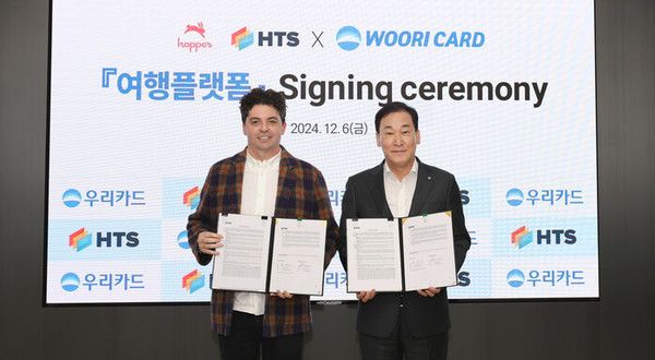 ▲ 지난 6일 우리카드 광화문 본사에서 진행된 업무협약식에서 박완식 우리카드 대표이사(오른쪽)와 다코타 스미스 호퍼 공동 창립자가 기념사진을 촬영하고 있다. 사진=우리카드