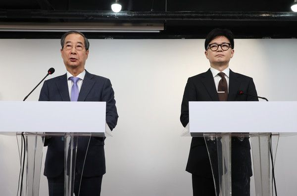▲ 한동훈 국민의힘 대표와 한덕수 국무총리가 8일 서울 여의도 국민의힘 당사에서 대국민 공동 담화를 하고 있다. 사진=뉴시스
