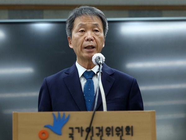 ▲ 김용원 국가인권위원회 상임위원이 9일 서울 중구 국가인권위원회에서 비상계엄 선포와 해제에 따른 인권침해 문제 관련 등 입장문 발표 기자회견을 하고 있다. 사진=뉴시스