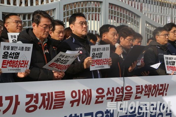 ▲ 전국금융산업노동조합·전국사무금융서비스노동조합 조합원들이 11일 서울 종로구 정부서울청사 앞에서 금융안정 보장을 위한 정부 입장 촉구 기자회견을 하고 있다. 사진=김민성 기자