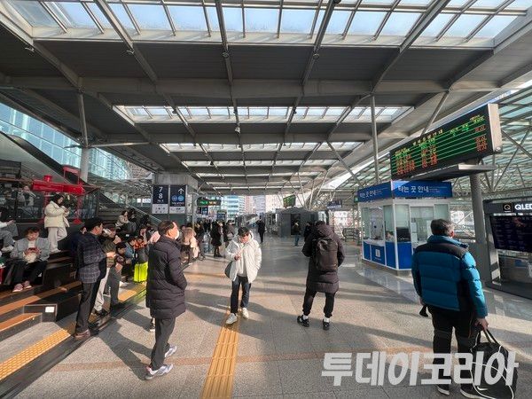 ▲ 11일 서울역에서 승객들이 열차 시간표를 보며 대기하고 있다. 사진=투데이코리아