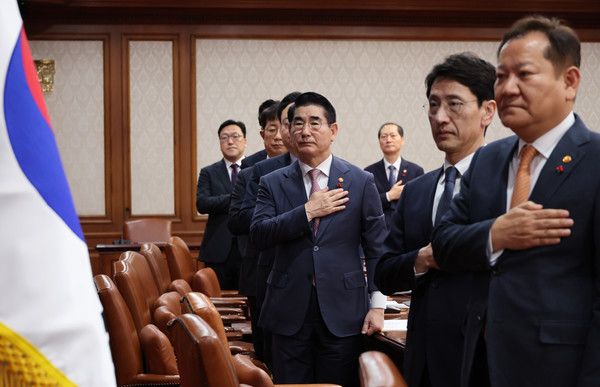 ▲ 이상민 행정안전부 장관, 김용현 국방부 장관 및 국무위원들이 지난 3일 서울 종로구 정부서울청사에서 세종-서울 영상으로 열린 국무회의에 참석해 국민의례를 하고 있다. 사진=뉴시스