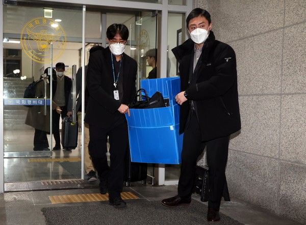 ▲ 12·3 비상계엄 사태를 수사하는 국가수사본부 비상계엄 특별수사단이 11일 서울 여의도 국회에서 국회경비대에서 경비대장실과 CCTV 기록 등 압수수색을 마치고 차량으로 이동하고 있다. 사진=뉴시스