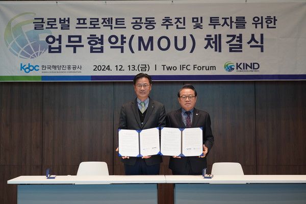▲ 안병길 한국해양진흥공사 사장(오른쪽)과 김복환 한국해외인프라도시개발지원공사 사장이 13일 업무협약을 체결하고 기념사진을 촬영하고 있다. 사진=한국해양진흥공사