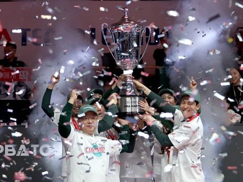 ▲ 우승트로피를 들어올리고 있는 이호성 구단주와 하나카드 하나페이 선수단. 사진=하나카드