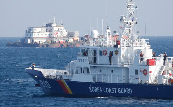 ▲ 지난달 13일 제주시 한림읍 비양도 북서쪽 약 22㎞ 인근 해상에서 해경과 해군, 관공선 등 40여척과 해·공군 항공기가 금성호 사고 실종자를 찾기 위해 수색활동을 펼치고 있다. 사진=뉴시스