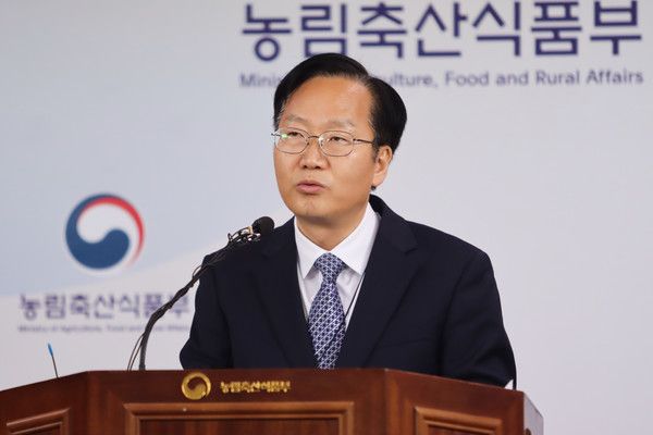 ▲ 최명철 농림축산식품부 식량정책관이 12일 세종시 정부세종청사 농식품부 기자실에서 쌀 산업 구조개혁 대책 발표 브리핑을 하고 있다. 사진=농림축산식품부