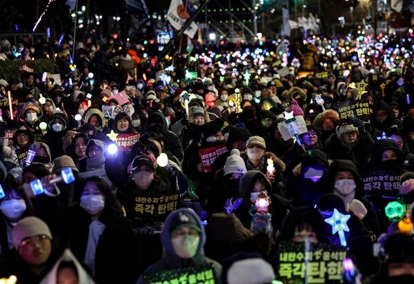 ▲ 13일 저녁 서울 여의도 국회의사당 앞에서 시민들이 윤석열 대통령 탄핵소추안 국회 통과 촉구 집회를 하고 있다. 사진=뉴시스