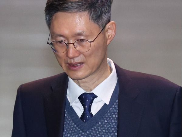 ▲ 문형배 헌법재판소장 권한대행이 4일 오후 서울 종로구 헌법재판소에서 퇴근하고 있다. 사진=뉴시스