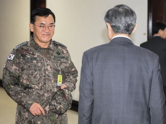 ▲ 여인형 전 국군방첩사령관과 조태용 국정원장이 지난 7일 국회 정보위원회 회의장 앞에서 웃으며 인사하고 있다. 사진=뉴시스