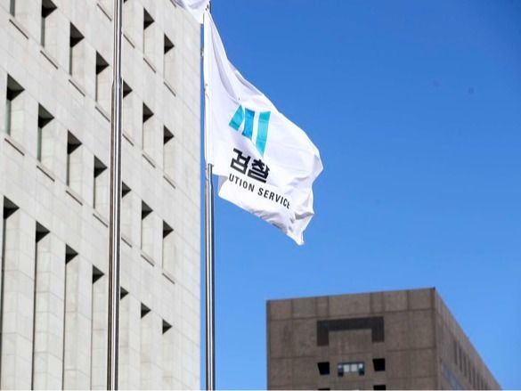 ▲ 서울 서초구 대검찰청 검찰기 뒤로 보이는 서울중앙지검의 모습. 사진=뉴시스