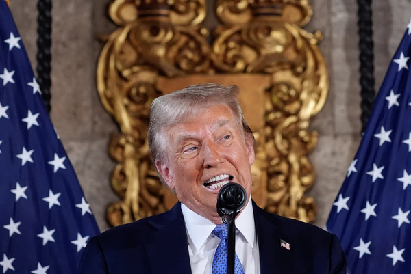 ▲ 도널드 트럼프 당선인이 16일(현지시간) 미 플로리다주 팜비치 마러라고 자택에서 기자회견을 열고 발언하고 있다. 사진=뉴시스