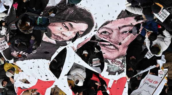 ▲ 윤석열 대통령 탄핵소추안 재표결이 이뤄지는 14일 오후 제주시청 주차장 인근에 시민들이 모여 윤석열 대통령과 김건희 여사가 그려진 천막을 찢는 퍼포먼스를 하고 있다. 사진=뉴시스