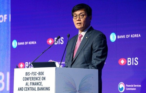 ▲ 이창용 한국은행 총재가 17일 오전 서울 중구 한국은행에서 열린 국제결제은행(BIS)-금융위원회(FSC)-한국은행(BOK) 공동개최 'AI, 금융, 중앙은행 : 기회, 도전과제 및 정책적 대응' 콘퍼런스에서 환영사를 하고 있다. 사진=뉴시스
