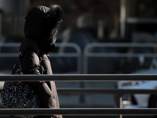 ▲ 서울 종로구 서울역사박물관 인근에서 두꺼운 옷차림을 한 시민이 이동하고 있다. 사진=뉴시스