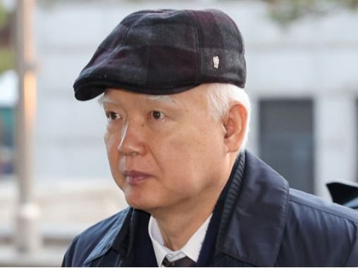 ▲ 정형식 헌법재판관이 17일 서울 종로구 헌법재판소로 출근하고 있다. 사진=뉴시스