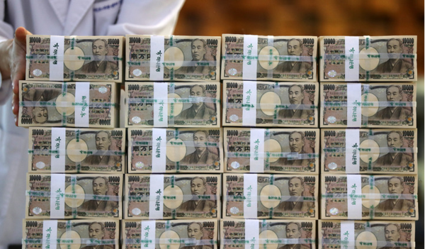 ▲ 서울 중구 하나은행 위변조대응센터에서 직원이 엔화를 정리하고 있다. 사진=뉴시스