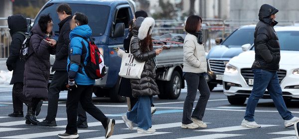 ▲ 서울 종로구 세종대로사거리에서 출근길 시민이 잔뜩 웅크린채 횡단보도를 건너고 있다. 사진=뉴시스