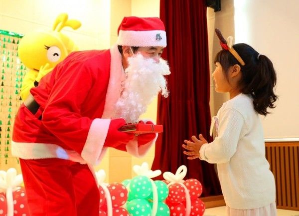 ▲ 박종길 근로복지공단 이사장이 23일 푸른들어린이집 원아들에게 크리스마스 선물을 전하고 있다. 사진=근로복지공단