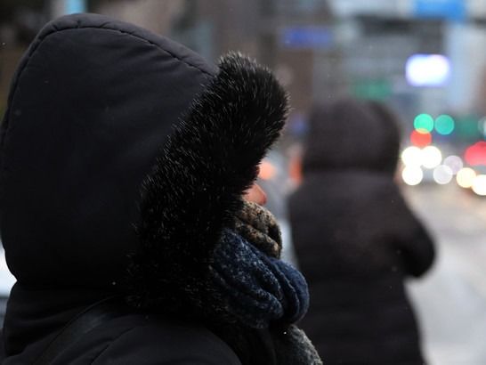 ▲ 서울 광화문네거리에서 시민들이 횡단보도 신호를 기다리고 있다. 사진=뉴시스