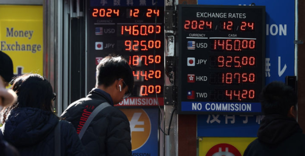▲ 24일 오전 서울 중구 명동 사설환전소 환율 전광판에 환율이 나타나고 있다. 사진=뉴시스