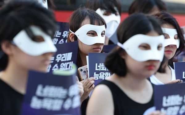 ▲ 서울여성회와 서울여성회 페미니스트 대학생 연합동아리의 ‘딥페이크 성범죄’ 규탄 여성 시민·대학생 긴급 기자회견에서 참가자들이 피켓을 들고 있다. 사진=뉴시스