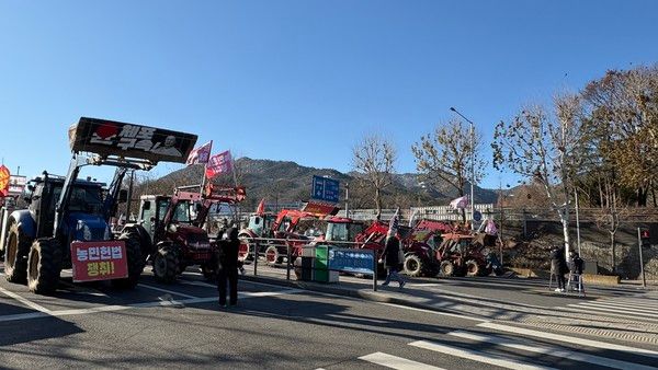 ▲ 전국농민회총연맹의 트랙터들이 지난 22일 서울 서초구 남태령에서 윤석열 대통령 구속을 촉구하는 집회를 진행하고 있다. 사진=전국농민회총연맹