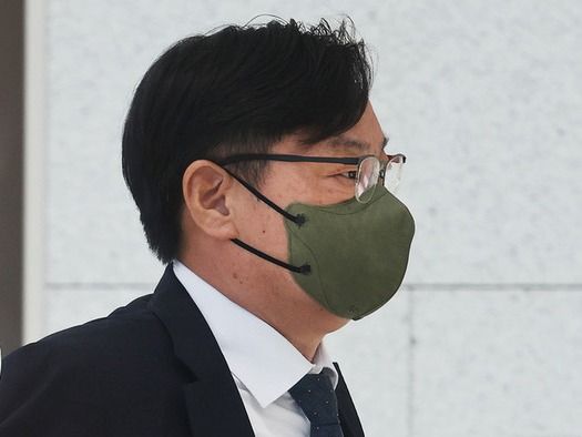 ▲ 쌍방울그룹 뇌물 의혹을 받는 이화영 킨텍스 대표이사(전 경기도 평화부지사)가 27일 오전 경기도 수원시 영통구 수원지방법원에서 열리는 영장실질심사에 출석하기 위해 수원지방검찰청 청사로 들어가고 있다. 사진=뉴시스