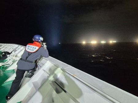 ▲ 8일 오전 제주 비양도 북서쪽 약 24㎞ 해상에서 부산선적 129t급 대형선망 어선 금성호(승선원 27명)가 침몰 중이라는 신고가 해경에 접수돼 해경당국이 사고 해역에서 실종자 수색 활동을 펼치고 있다. 사진=제주해경청