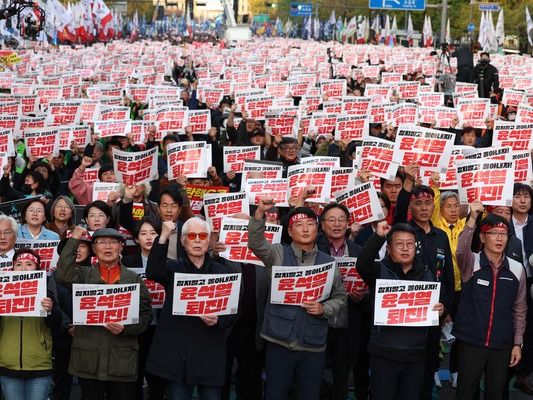 ▲ 양경수 민주노총위원장 등이 9일 오후 서울 세종대로에서 윤석열정권 퇴진 운동본부와 민주노총이 주최한 2024 전태일열사 정신계승 전국노동자대회·1차 퇴진 총궐기에서 구호를 외치고 있다. 사진=뉴시스