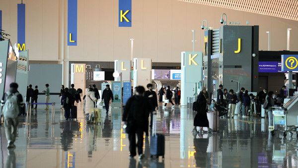 ▲ 3일 인천국제공항 제2여객터미널 4단계 확장구역에서 여행객들이 오가고 있다. 사진=뉴시스