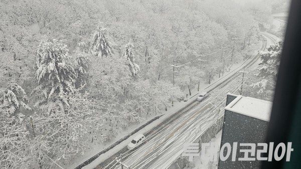 ▲ 폭설이 내린 27일 경기 용인시 부근에서 차들이 서행하고 있다. 사진=투데이코리아