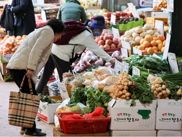 ▲ 지난 11월 18일 서울 서대문구 영천시장 한 채소가게에서 한 시민이 김장재료를 구매하고 있다. 사진=뉴시스
