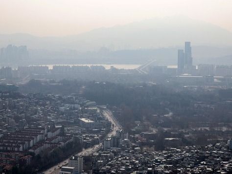 ▲ 서울 남산공원에서 바라본 도심이 흐린 모습이다. 사진=뉴시스
