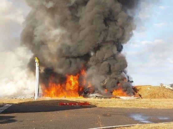 ▲ 29일 오전 9시 7분쯤 전남 무안국제공항에서 착륙 중이던 항공기가 활주로를 이탈해 울타리 외벽을 충돌해 불타고 있다. 사진=소방청