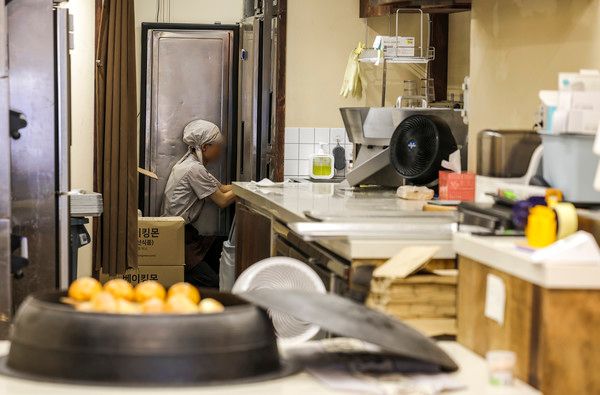 ▲ 서울시내 음식점에서 직원들이 영업 준비를 하고 있다. 사진=뉴시스