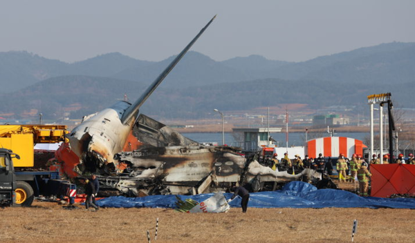 ▲ 29일 오후 전남 무안공항에서 소방 당국이 착륙 도중 충돌로 추정되는 사고가 난 여객기 주변 화재 현장 수색구조 활동을 벌이고 있다. 사진=뉴시스