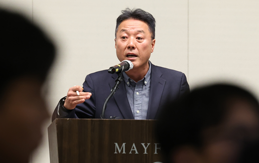 ▲ 송경훈 제주항공 경영지원본부장이 29일 오후 서울 강서구 메이필드호텔에서 '무안 제주항공 참사'와 관련 브리핑을 하고 있다. 사진=뉴시스