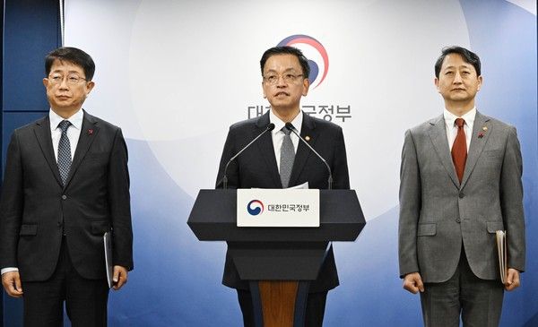 ▲ 최상목 부총리 겸 기획재정부 장관이 4일 서울 종로구 정부서울청사에서 '긴급 경제관계장관회의 결과' 관계부처 합동브리핑에서 발표문을 낭독하고 있다. 사진=기획재정부