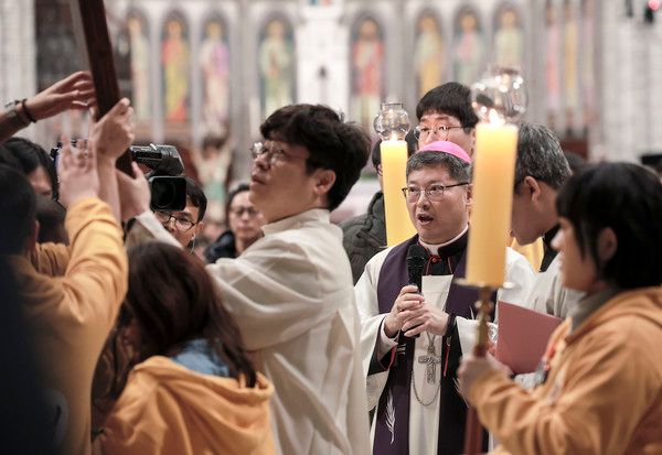 ▲ 정순택 천주교 서울대교구장이 지난달 29일 서울 중구 명동대성당에서 열린 2027 서울 세계청년대회(WYD) 십자가, 이콘 환영의 밤 행사에서WYD 십자가와 성모성화 이콘을 대성전으로 안치하는 예식인 십자가의 길 기도를 집전하고 있다. 사진=뉴시스