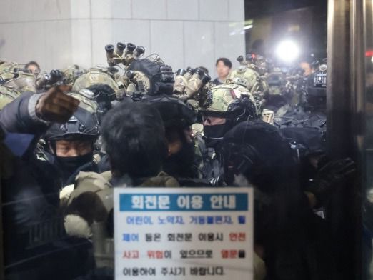 ▲ 윤석열 대통령이 긴급 대국민 담화를 통해 비상계엄령을 발표한 가운데 4일 서울 여의도 국회 정문에서 계엄군이 진입을 시도하고 있다. 사진=뉴시스