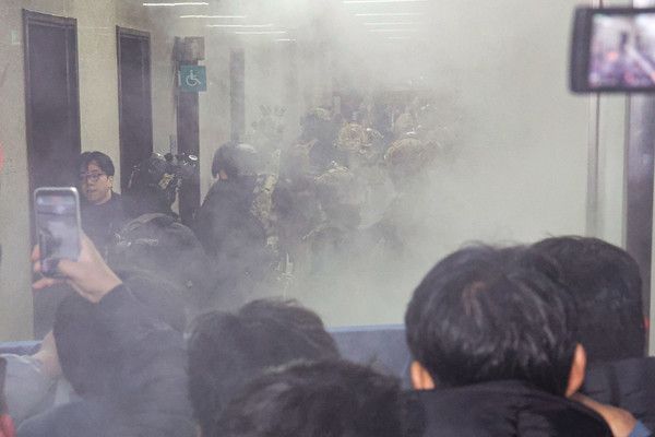 ▲ 윤석열 대통령이 긴급 대국민 담화를 통해 비상계엄령을 발표한 가운데 4일 서울 여의도 국회 내부로 계엄군이 진입하자 보좌진이 소화기를 뿌리고 있다. 사진=뉴시스