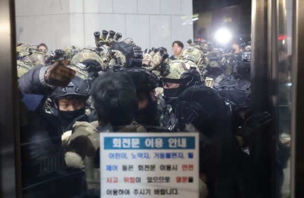 ▲ 윤석열 대통령이 긴급 대국민 담화를 통해 비상계엄령을 발표한 가운데 4일 서울 여의도 국회 정문에서 계엄군이 진입을 시도하고 있다. 사진=뉴시스