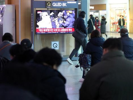 ▲ ▲ 윤석열 대통령이 비상계엄 해제를 선언한 4일 오전 서울역 대합실에서 시민들이 관련 뉴스를 보고 있다. 사진=뉴시스