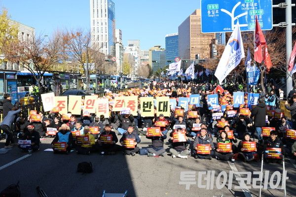 ▲ 5일 서울역 인근에서 진행된 '철도노조 서울지방본부 출정식'. 사진=김유진 기자
