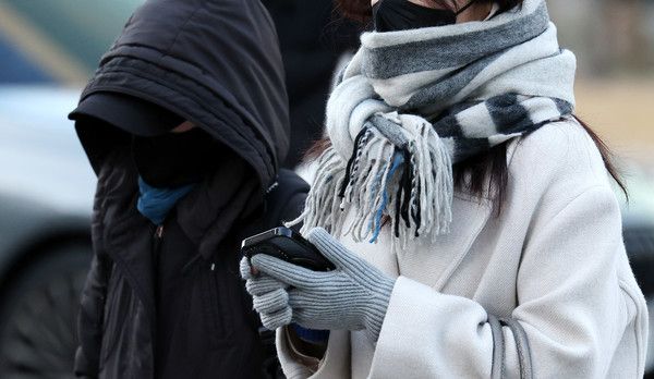 ▲ 서울 종로구 세종대로사거리에서 출근길 시민이 잔뜩 웅크린채 횡단보도를 건너고 있다. 사진=뉴시스