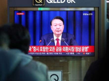 ▲ 윤석열 대통령이 비상계엄 해제를 선언한 4일 오전 서울역 대합실에서 시민들이 관련 뉴스를 보고 있다. 사진=뉴시스