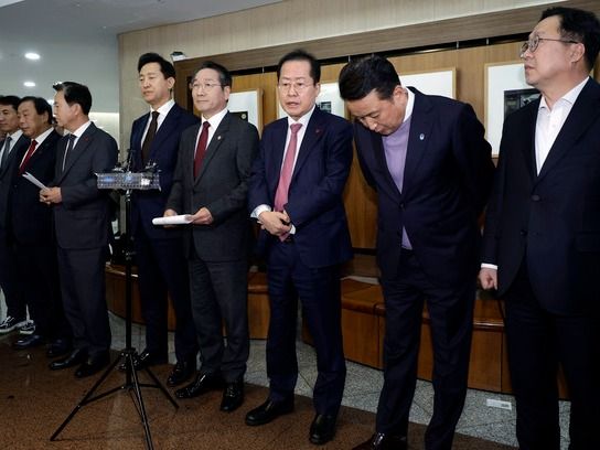 ▲ 홍준표 대구시장이 6일 서울 중구 프레스센터에서 열린 국민의힘 시·도지사협의회 긴급 회의를 마친 뒤 취재진 질문에 답변하고 있다. 사진=뉴시스