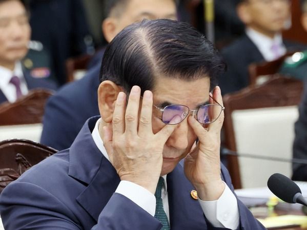 ▲ 김용현 국방부 장관이 8일 서울 용산구 국방부에서 열린 국정감사에서 눈 주위를 메만지고 있다. 2024.10.08. 사진=뉴시스