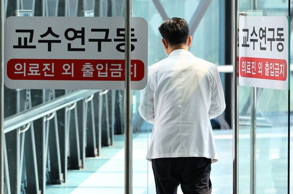 ▲ 서울 시내 한 대학병원에서 의료진이 이동하고 있다. 사진=뉴시스